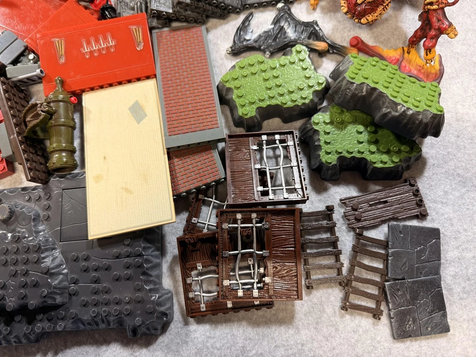 Mega Bloks Lot Castle Dragons Pirate Halo TMNTl Ship Blocks Construx Parts - Image 4 of 4