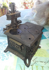 VTG QUEEN Miniature Cast Iron Stove  Complete  All 4 Stove Covers  Great Patina A 