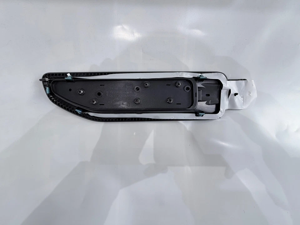 OEM 2022-2024 Navegador lado pasajero derecho guardabarros emblema caviar gris y negro etiqueta Foto 2 de 4