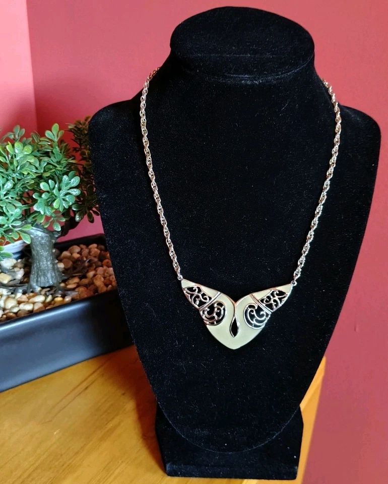 Collar, hermoso diseño color marfil. Foto 3 de 3