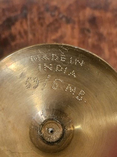 Antiguo jarrón urna de 6" con pedestal de latón indio de la década de 1940 con grabados pesados - Imagen 5 de 12