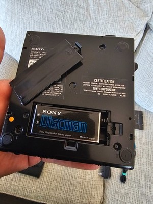 ポータブルCD SONY Discman D-303 音出し確認済 純正ケース付 Sony Discman D-303 CD Player With Case Accessories Powers On SEE