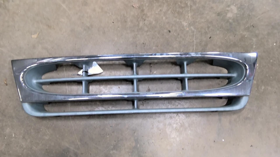 Grille Chrome Grille With Painted Inserts Fits 97-02 FORD E150 VAN 669751 Foto 2 de 4