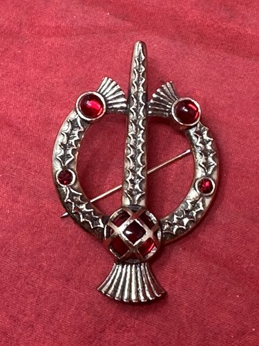 Vtg MIRACLE Signed Thistle Pennanular Brooch Pin Red Rhinestone in a Gold Tone - Picture 8 of 9