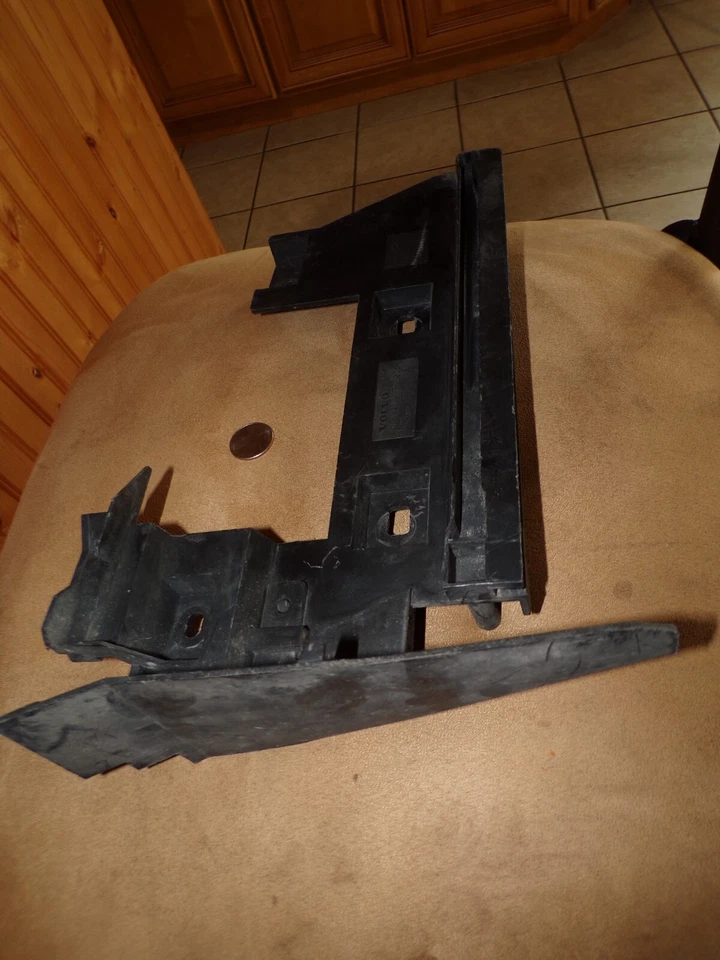 Подлинный оригинальный производитель Volvo #9126630 R/H передний бампер конец крышка кронштейн 740,760,940, SE,960? - Изображение 3 из 4