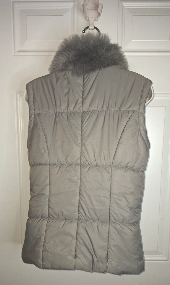 Chaleco acolchado sin mangas con cuello de piel sintética gris New York & Co talla pequeña Foto 4 de 4