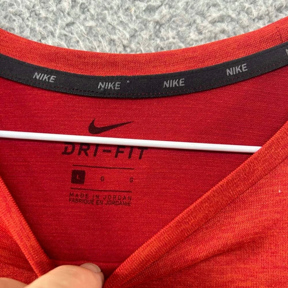 NIKE Camisa Para Hombres Grande Logotipo Spellout Big Swoosh Roja Dri-Fit Camiseta de Entrenamiento Foto 4 de 4