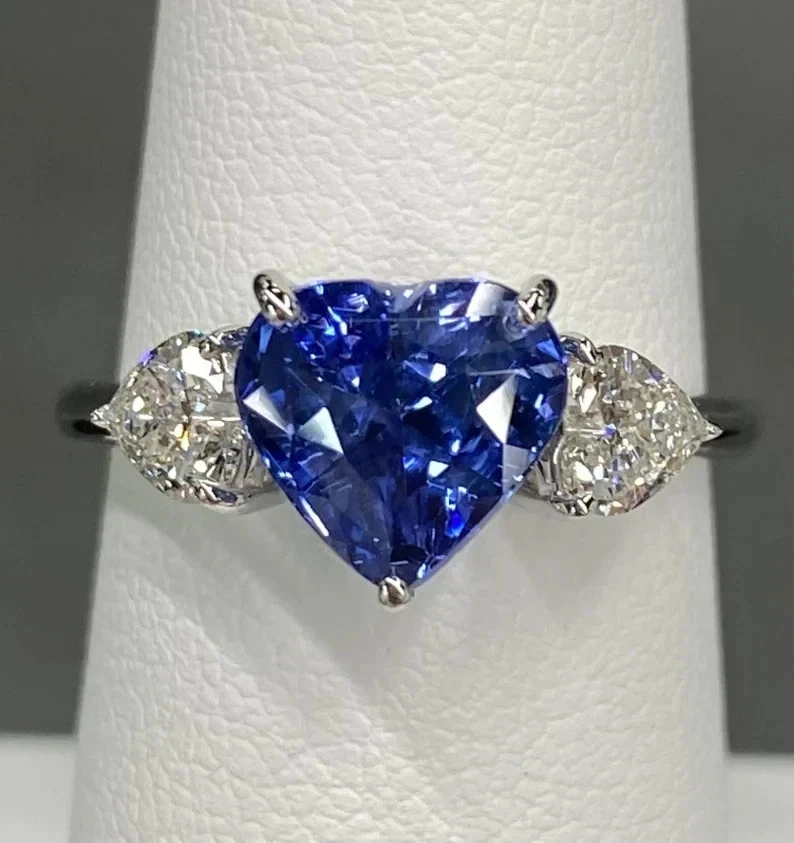 Alianza de diamantes de zafiro azul natural talla corazón de 3,70 quilates oro blanco de 14 quilates 7 Foto 3 de 4