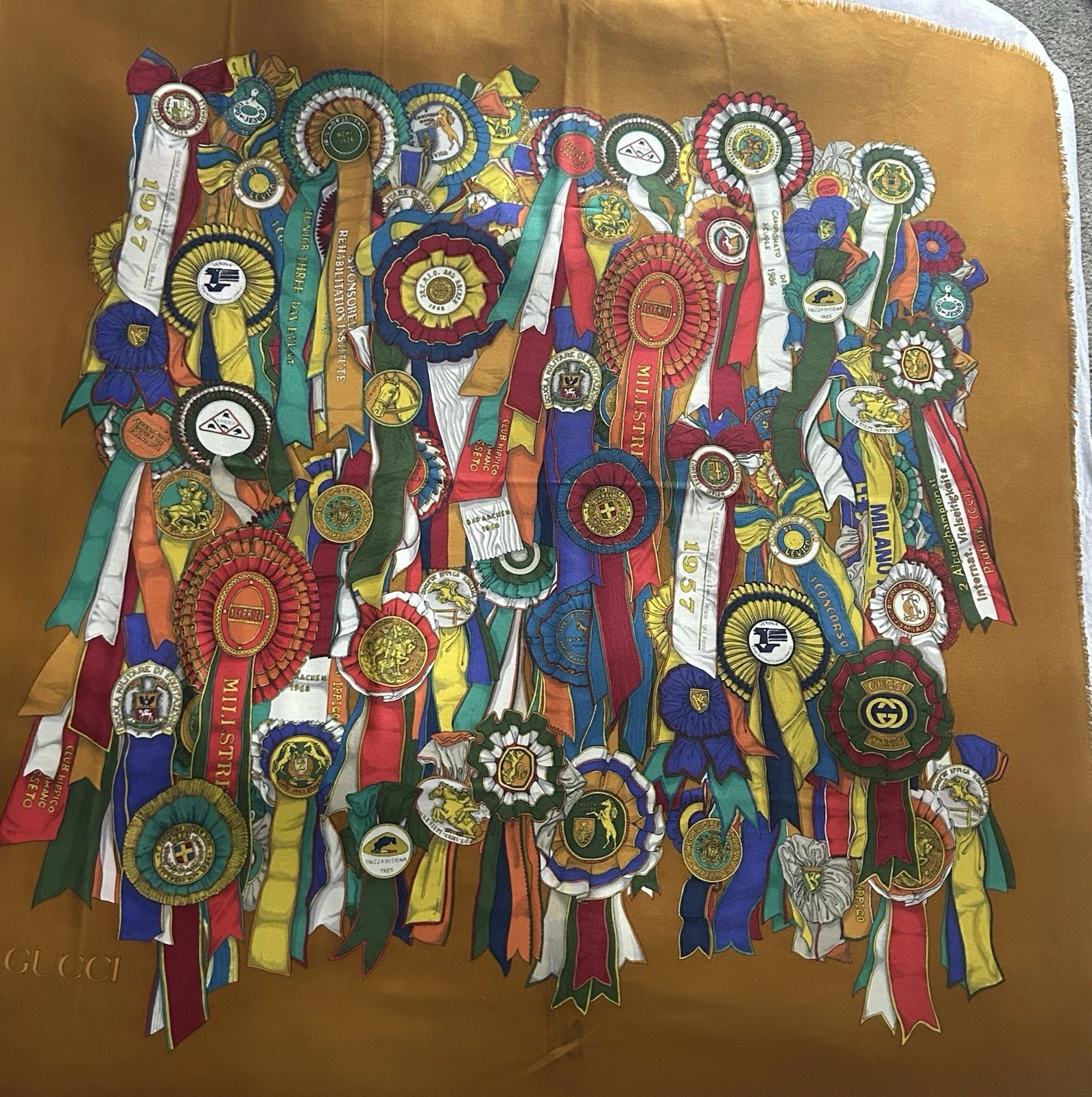 Grande écharpe Gucci vintage multicolore fabriquée en Italie