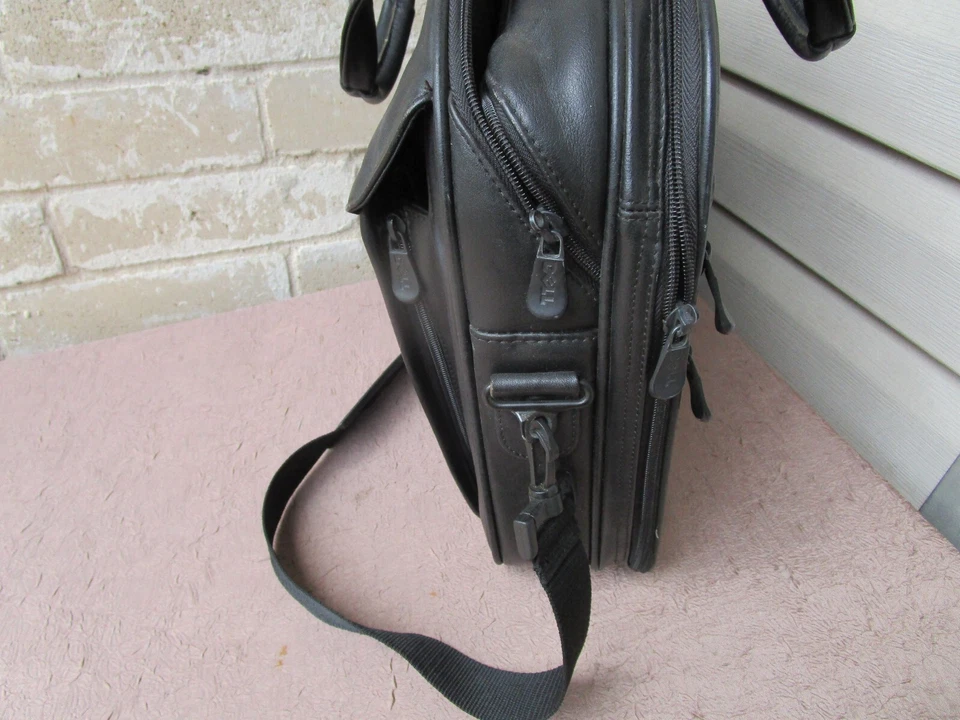 Estuche de transporte para computadora portátil Dell 16'' X 13''X4 ''. CUERO GENUINO. Negro. Foto 2 de 4