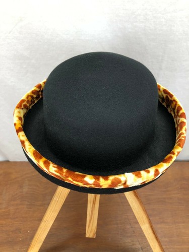 WOMAN'S FANCY CHURCH BLACK FELT ROLLER HAT WITH ANIMAL PRINT - SIZE 7 1/8 - Picture 2 of 3