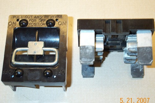 CUTLER HAMMER 30 AMP FUSE PANEL PULLOUT HOLDER 7/8" WIDE SIDE NOTCH W/ 3/16" TAB