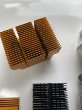 5 PCS: ALUM CPU heatsinks: 3.5x3.5, 2.5x3.25, 6x2 5/8, 2x2 1/8, 1.5x1.5 Desc
