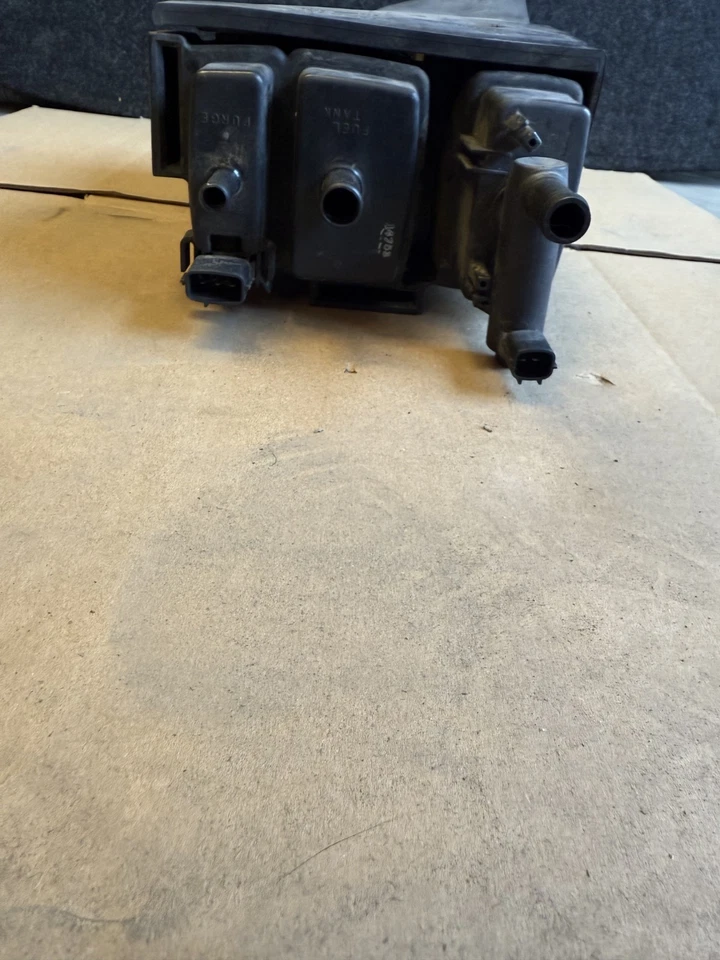 Nissan 350Z 2003-2008 bote de carbón EVAP de vapor de combustible OEM 14950-CD000 Foto 4 de 4