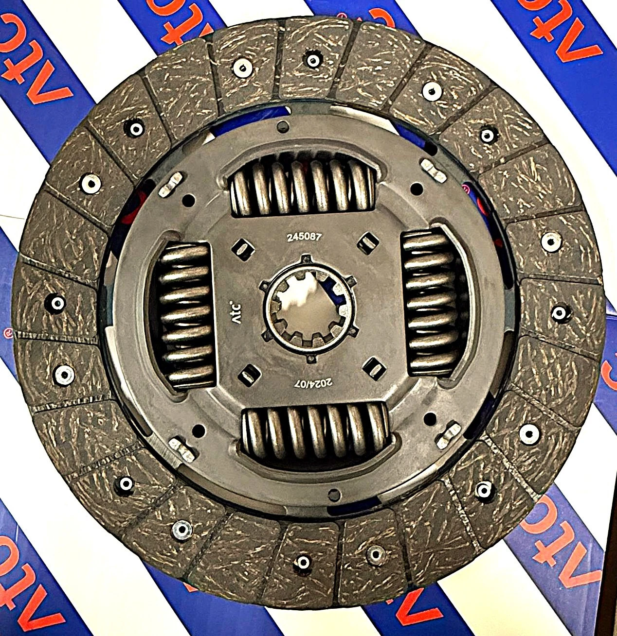 ATC Clutch Kit CK10101F &ndash; Steel MPN: CK10101F Other Part Number: CK10101F, 21207508456, 415 0122 10, 415012210 Function: SOLID MASS FLYWHEEL CLUTCH KIT Diameter 1 (mm): 240 Reference OE/OEM Numbers 1: ECK374F CK10101F CS0759 Vehicle registration: must be supplied otherwise item sent at buyer risk Clutch: Conversion from dual-mass flywheel to single-mass flywheel &ndash; Fits BMW E46 320i 323i 320Ci 325xi M54 1997-2007 thumbnail 2