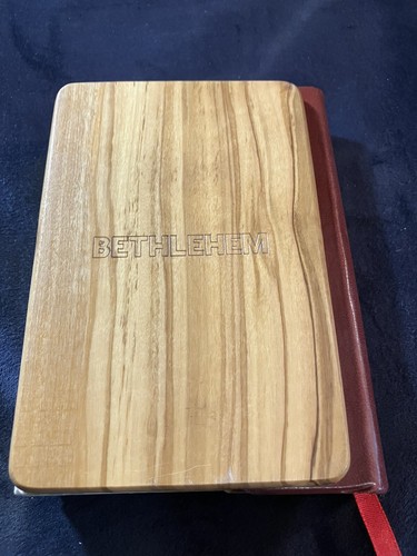 HOLY BIBLE KING JAMES Self-Pronouncing Red-Letter Ed JERUSALEM OLIVE WOOD - Imagen 4 de 22