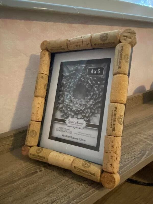 Marco de fotos de corcho de vino hecho a mano con 4" X 6" Foto 2 de 4