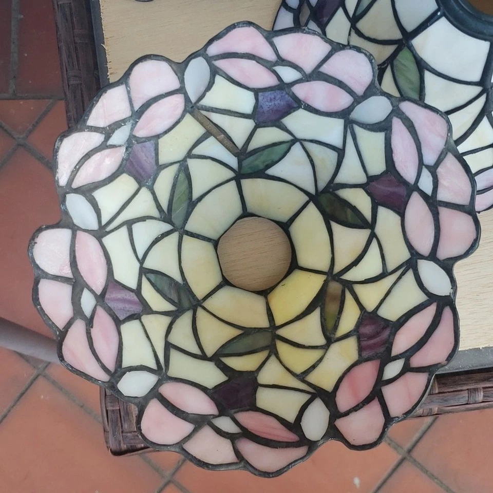 Vintage Quoizel Collection Tiffany Style stained glass lamp shade - Image 3 of 4