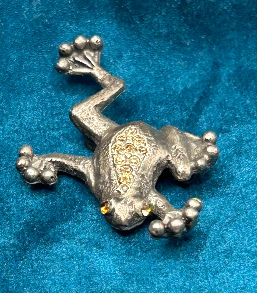 Pin de Peltre Colgante Rana Árbol con Cristales Color Dorado Firmado Mary Demarco 1 7/8" Foto 2 de 4