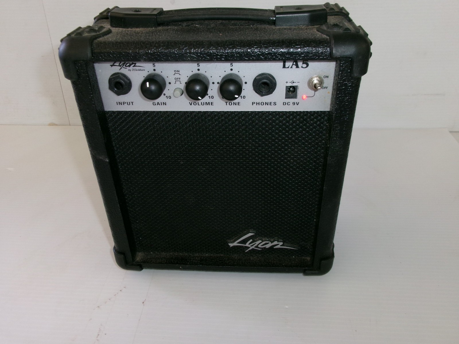 Lyon By Washburn LA5 Cordless Guitar Amplifier  (YLG89)