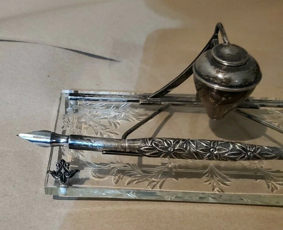 Pozo de tinta de plata con pluma de tinta repujada de plata de ley Foto 2 de 4