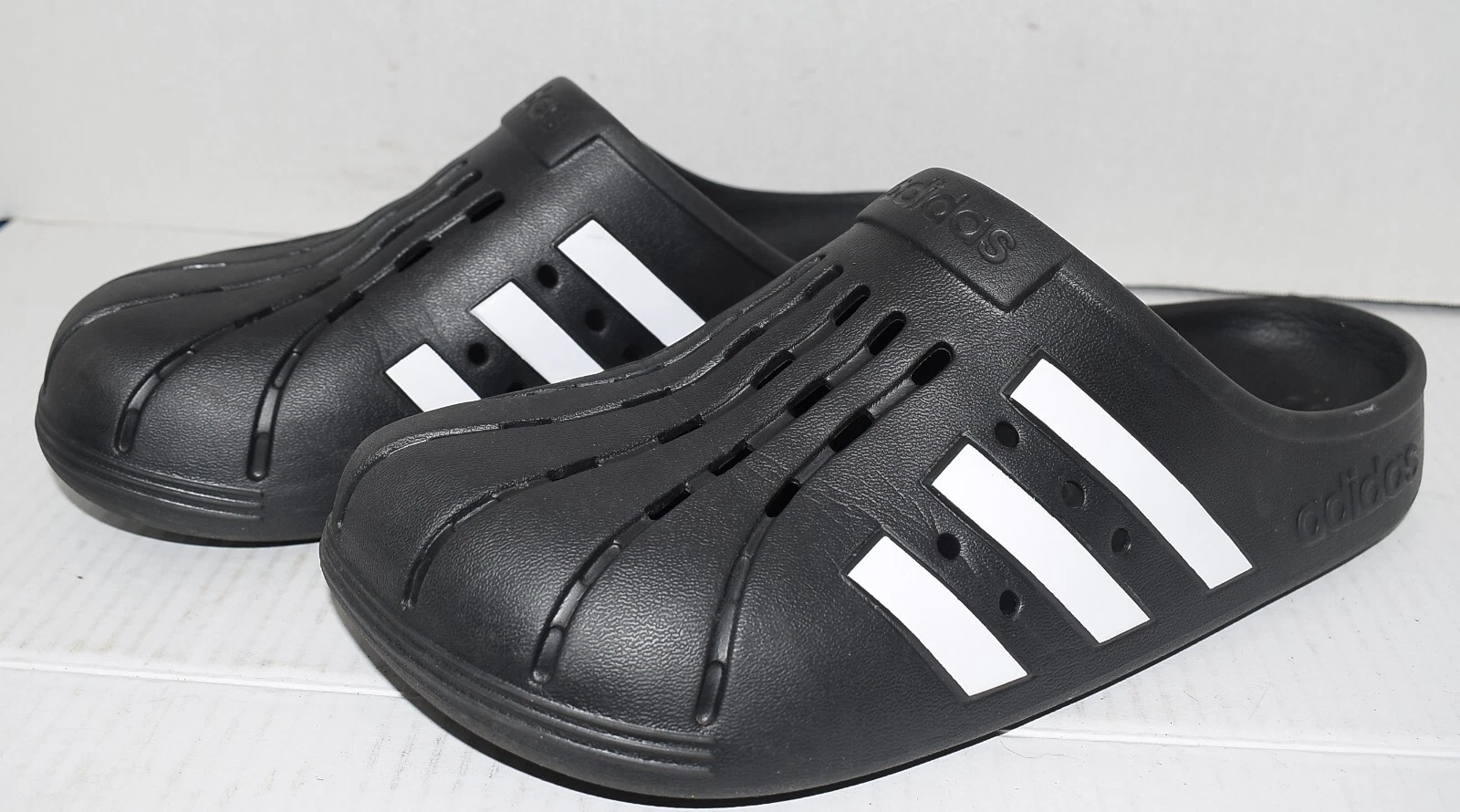 Zoccoli Adidas Adilette da uomo taglia 11 comodi morbidi slip on di ispirazione sportiva