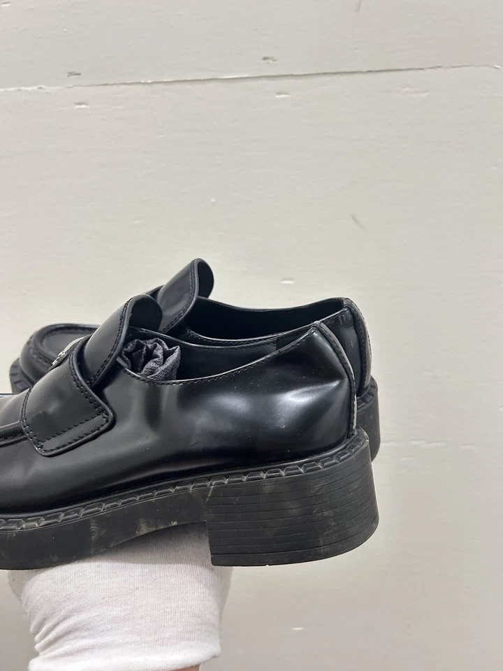 Mocasines planos sin cordones de cuero Prada para mujer triángulo grueso sin usar, en caja 7 EE. UU. 37 UE Foto 4 de 4