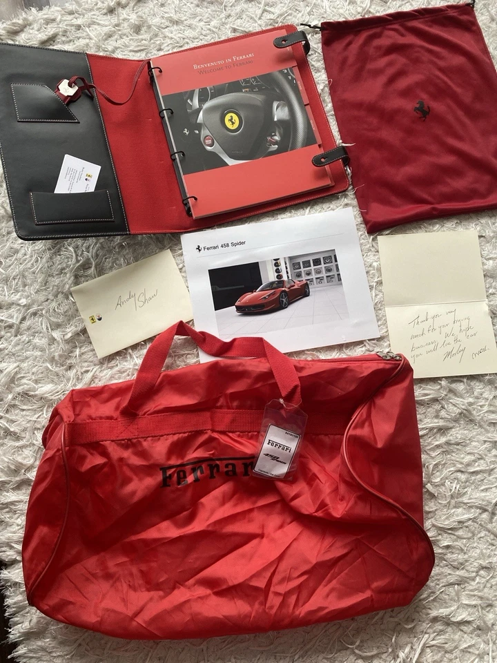 Ferrari 458 Spider VIP Delivery Pack - Portafolio de cuero, USB con archivos de fábrica Foto 2 de 4