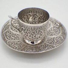 Ensemble tasse et soucoupe ornés chassés à la main en argent sterling 950