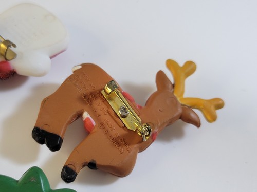 Vintage Plastic Pins Signed Fun World Easter Unlimited Lot Santa Reindeer Dove - Picture 12 of 14