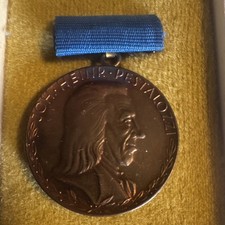 DDR Auszeichnungsmedaille mit blauem Band &bdquo;K&Auml;MPFER PESTALOZZI&ldquo; Portr&auml;t