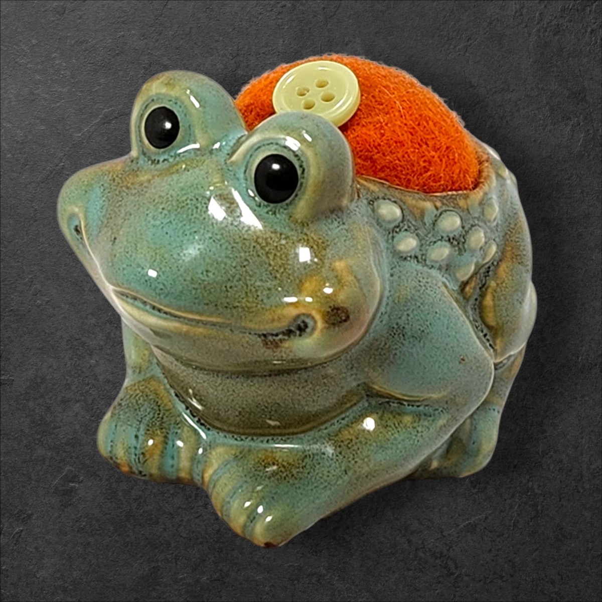 小物 Frog Vintage Green Ceramic Frog Pin Cushion w/ Orange Felt & Button