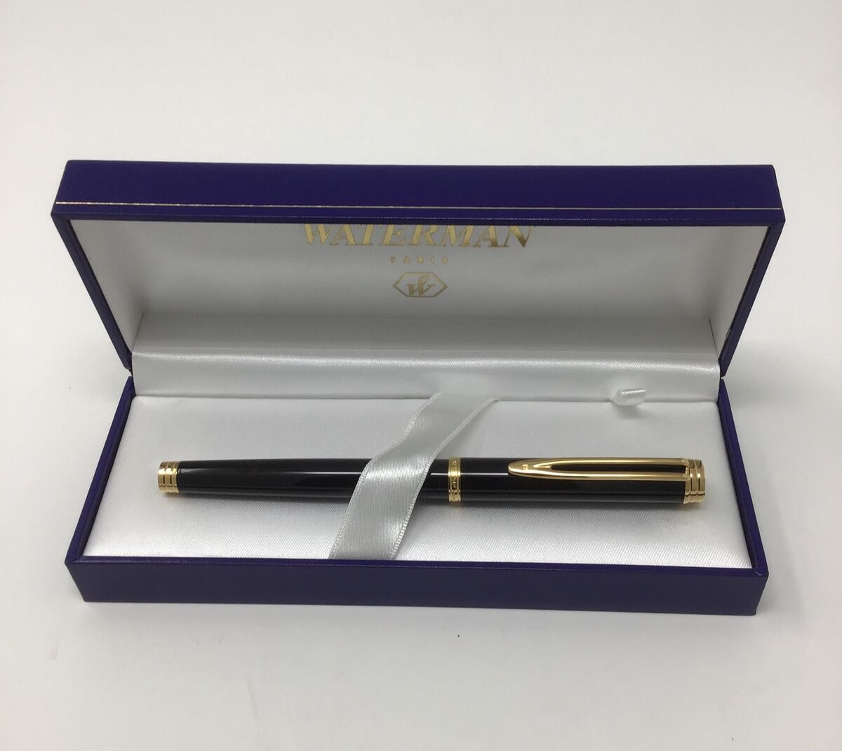 Waterman Gentlemen Black Lacquer Gold Trim Rollerball Pen F Point