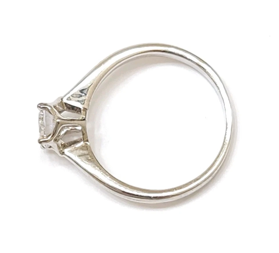 Anillo de compromiso solitario de circonita cúbica de 1 quilate HGE de oro blanco de 18 quilates para dama Foto 3 de 4