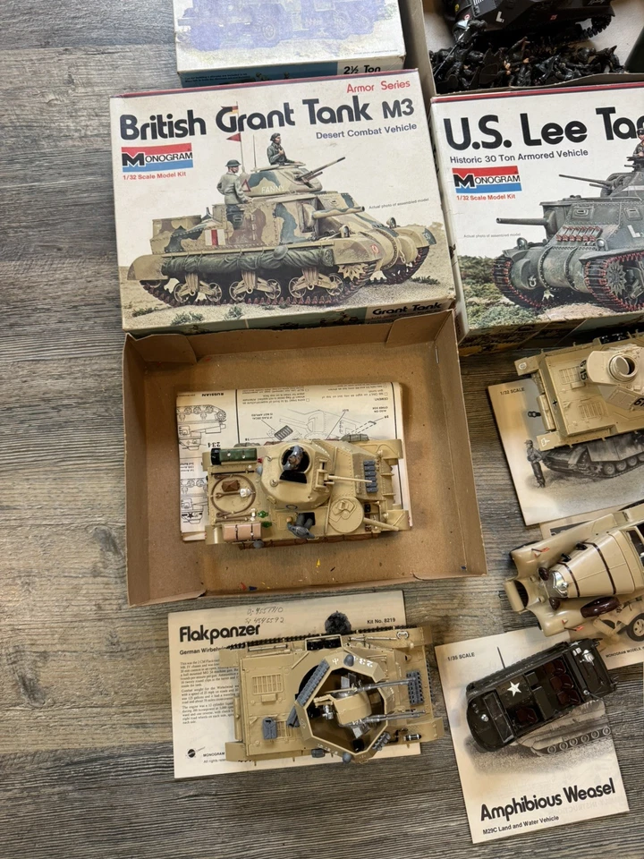 Lote enorme de kits de modelos militares dos anos 70 com monograma  - Imagem 2 de 4