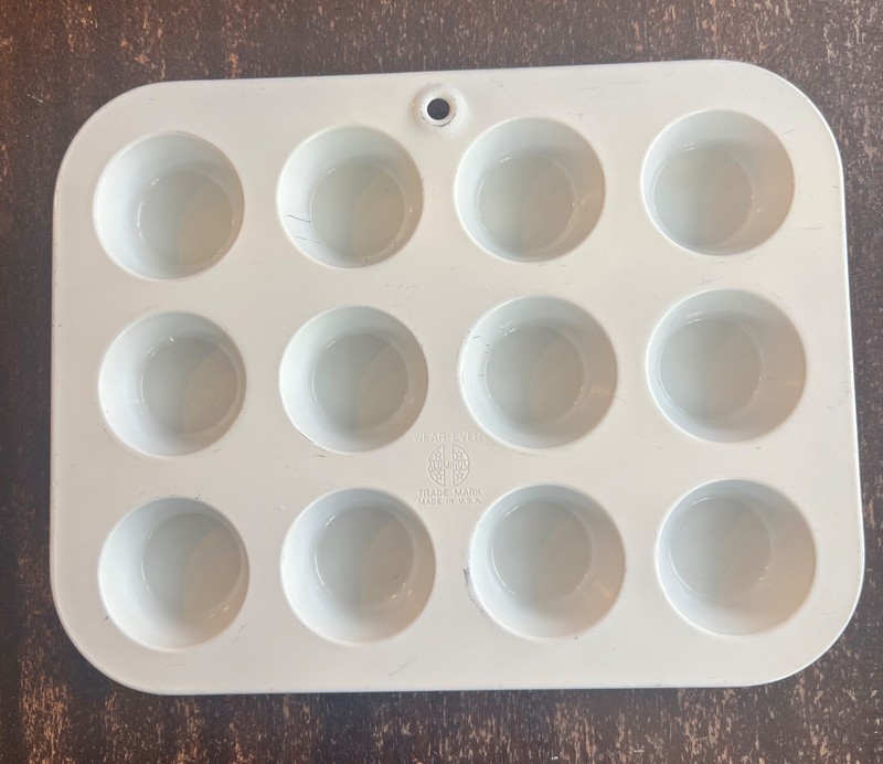 Vintage RARE WHITE WEAR-EVER Mini Muffin Cupcake Tart Pan Aluminum Made In USA