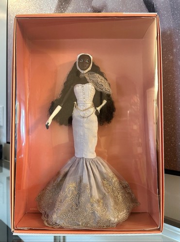 NRFB Byron Lars Passport Charmaine King Barbie Puppe Mattel R4541 Gold Label RAR - Bild 1 von 5