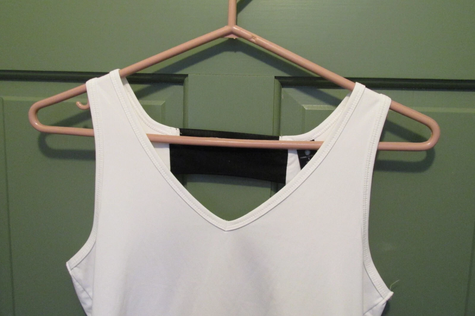 yogalicious cut out back sleeveless tank-top