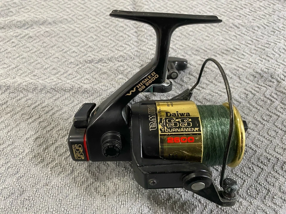Carrete de pesca de torneo Daiwa Whisker SS 2600, hecho en Japón Foto 3 de 4