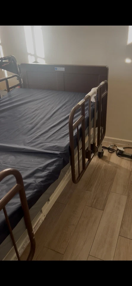 Invacare G5510 全电动医院床 + 舒适泡沫床垫 - 轻度使用 — 第 2/4 张图片