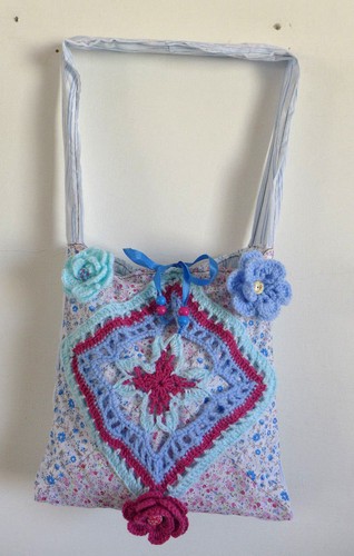 Borsa trapuntata a mano rosa e blu con uno speciale pizzo all'uncinetto + fiori - Picture 6 of 12
