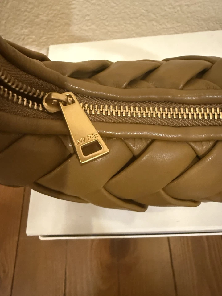 JW PEI Orla 编织手提包棕色素食皮革金色手柄全新无标签-Chic 豪华外观 — 第 3/4 张图片