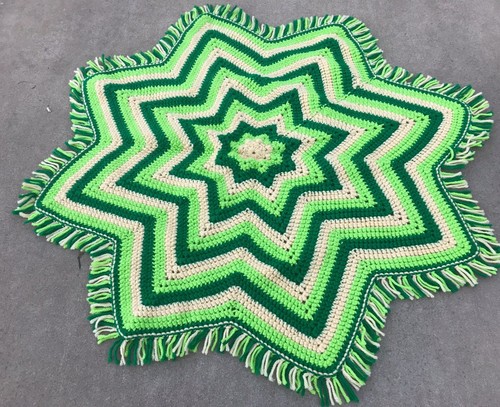 VINTAGE HAND CROCHET GREENS & YELLOW STAR PATTERN TABLE TOPPER WITH FRINGE - Picture 5 of 6