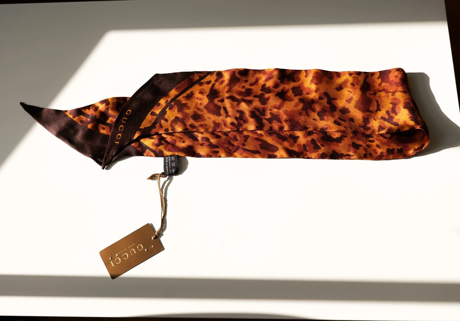 Écharpe bandeau étroite motif léopard beige marron soie sergé Gucci
