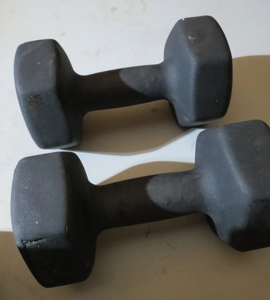 Par de mancuernas recubiertas de goma de neopreno de 25 lb pesas negras fuerza de entrenamiento Foto 2 de 2