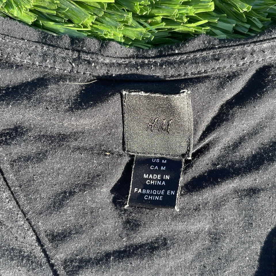 Camiseta para hombre H&M cuello en V bolsillo Burnout negra talla mediana Foto 4 de 4