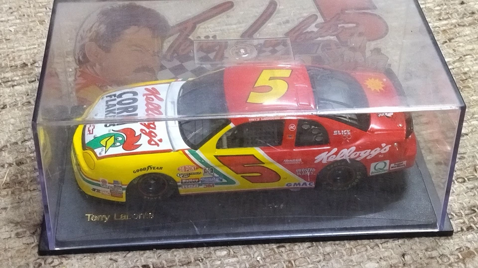 1:24  Terry Labonte 1999 Chevrolet Monte Carlo #5 Kellogg’s NASCAR in Vitrine - Bild 2 von 3