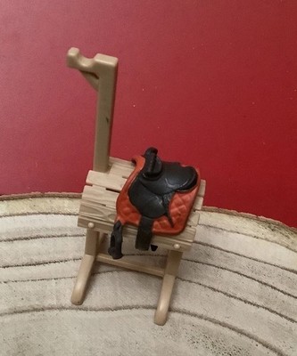 Schleich Sattel Westernsattel dunkelbraun auf Decke rot Zubehör Schnalle defekt