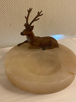 ORIGINAL ART DECO ÖSTERREICH ? KALTBEMALTER HIRSCH AUF ALABASTER ANSTECKNADEL / SÜSSSCHALE