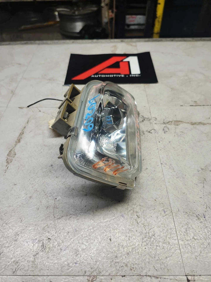 Luz antiniebla para pasajero derecho Mazda MPV 2000-2001 montada en parachoques OEM Foto 4 de 4